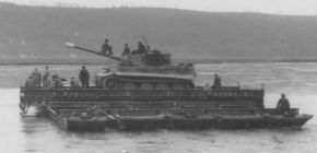 Un Tiger del sPzAbt 506 cruzando el río Dniéster a principios de 1944 mediante una estructura de pontones móvil. Se puede apreciar como lleva montada una ametralladora en el soporte antiaéreo como medida de protección.