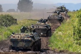 Una unidad de blindados BTR-82A rusos durante unos ejercicios militares en la región de Cheliábinsk en 2018.