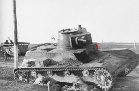 Un 7TP perforado por un cañón anticarro durante los combates de septiembre de 1939.