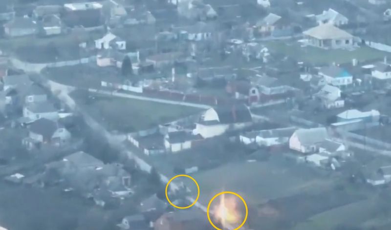 Archivo:Btr-4 vs tanks sec1.jpg