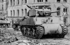 Un "Jumbo" de la 3ª División Acorazada armado con cañón de 76 mm en la ciudad de Colonia, marzo de 1945.