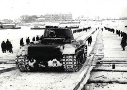 Un tanque KV-1 del 3.er Ejército de Tanques de Rotmistrov cruzando el Volga helado en enero de 1942. El hielo está reforzado con troncos.
