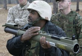 Un instructor del Cuerpo de Marines de los Estados Unidos con la mano en el disparador de un moderno M72A7 LAW con riel Picatinny para acoplar visores nocturnos. Año 2005.