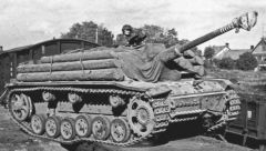 Un StuG III alemán con troncos de árbol en los costados.