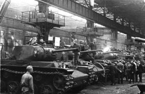 Planta de ensamblaje de KV-1S en ChKZ, septiembre de 1942, aún con ruedas de KV-1.