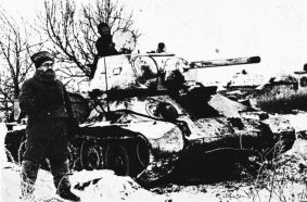 El general Pável Rótmistrov con un gorro tradicional papaja al lado de su tanque T-34 Mod. 1943 como comandante del 5.º Ejército de Tanques de la Guardia, el cual estuvo envuelto en los combates entorno a Járkov entre enero y febrero de 1943.