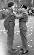 Sydney Radley-Walters siendo condecorado por el comandante Bernard Montgomery.
