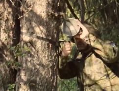 Instalación de una mina PK-14 en un árbol.