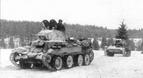 Un BT-7 de camino al frente delante de un T-26 en noviembre de 1941.