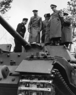 Adolf Hitler y el Albert Speer inspeccionando un Ferdinand acompañados por Ferdinand Porsche.