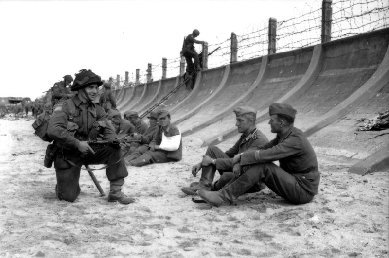 Archivo:German POWs Juno Beach.jpg