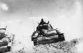 Varios M13/40 protegidos con sacos de arena durante la Campaña de Túnez, 1943.
