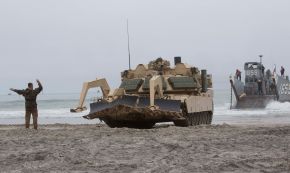 Un M1150 ABV del Cuerpo de Marines de Estados Unidos realizando un desembarco anfibio de entrenamiento en 2020.
