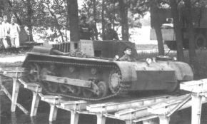 Krupp y Henschel también fabricaron sus chasis de prueba, se sabe que el de Krupp tenía frontal angulado y Henschel hizo pruebas en Kummersdorf.