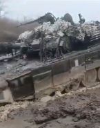Un T-90A exruso siendo utilizado por los ucranianos para retirar otro T-90A atascado en el barro, marzo de 2024.