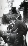 Tripulaciones de tanques soviéticos atendiendo sus vehículos durante la dura campaña invernal de 1942-1943.
