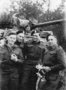 Sydney Radley-Walters con su tanque Sherman y tripulación.