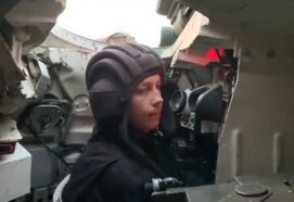 Artillero en su puesto observando el proceso de recarga automática del cañón tras haber realizado un disparo.
