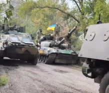 Varios BTR-4 de la 92.ª Brigada Mecanizada pasando junto a un carro T-72AMT a finales de agosto de 2023.