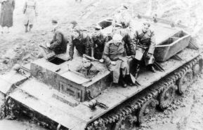 Albert Speer (en el puesto de conductor) y Ferdinand Porsche (con una gorra) durante las pruebas del VK 36.01 en noviembre de 1942.