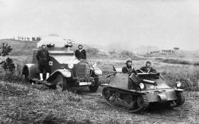 Tanqueta Carden-Loyd japonesa (Tipo 6 Kijusha) durante unos ejercicio militares en 1932, sirvió de base para el desarrollo de las tanquetas japonesas.