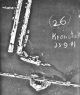Fotografía aérea del acorazado Marat dañado en la bahía de Kronstadt, cerca de Leningrado.