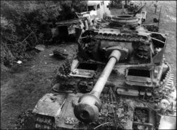 Un Panzer IV destruido en la ruta de retirada de la bolsa de Falaise.