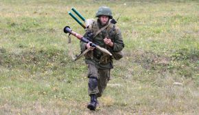Soldado ruso armado con un RPG-7 y su munición. Foto tomada en una demostración de 2011.