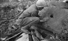 Carro de combate T-34 soviético destruido por un Panzerfaust finlandés en la Batalla de Vuosalmi, en julio de 1944 durante la Guerra de Continuación.