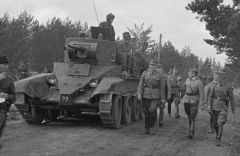 Tropas finlandesas con un BT-5 de origen soviético, agosto de 1941.