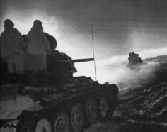 Columna de T-34 avanzando al frente durante el inicio de la Operación Pequeño Saturno en diciembre de 1942.