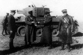 Un BT-7A al fondo en el que se puede apreciar tanto la ametralladora trasera como el soporte para la ametralladora antiaérea.