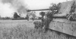 Un Panther buscando objetivos durante un movimiento de contacto. Normalmente este tipo de carros alemanes avanzaban lentamente tratando de apuntar a los cañones y tanques atrincherados soviéticos para abatirlos antes de que ellos abrieran fuego.