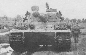 Tiger Número 114 comandando por Alfred Rubbel en el sPzAbt 503, durante unas maniobras en mayo de 1943 cerca de Járkov en preparación de la Operación Ciudadela. Tras las primeras experiencias de combate, algunos tripulantes añadieron secciones de cadena en el frontal así como protección contra la lluvia en las ópticas del artillero.
