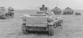 Blindados de la 14.ª División Panzer al comienzo de Fall Blau, la ofensiva en sur de Rusia iniciada el 28 de junio de 1942. Los Panzer III estaban provistos de una gran caja de madera para pertrechos en la parte trasera.