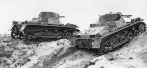 Dos Panzer I con insignias de la 2.ª División Panzer subiendo una colina de arena en un campo de entrenamiento.