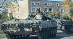 Fuerzas ucranianas usando BREM-Ch para remolcar un BMP-1 ruso capturado en Kúpiansk, principios de octubre de 2022.