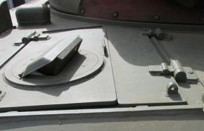 Escotilla del acompañante del conductor, con un periscopio de visión M4A1 en la trampilla del lado exterior.