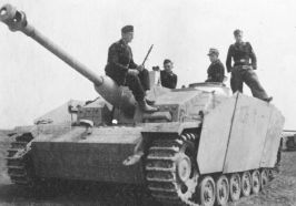 Un StuG de la tercera compañía (III.Abt) del 24.º Regimiento Panzer (PzRgt 24) de la 24.ª División Panzer. Este vehículo porta el numeral táctico 1134, que lo identifica como parte del 11.º Escuadrón (Schwadron) de la división.