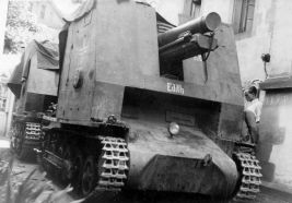 Un par de estos vehículos cubiertos con lonas durante la Batalla de Francia de 1940.