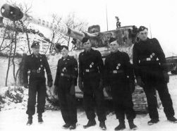Tripulación de Michael Wittmann posando durante la ceremonia de entrega de las Cruces de Caballero a Wittmann y Woll el 14 de enero de 1944 en Ucrania.