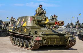 Un 2S3 Akatsiya de las Fuerzas Armadas de Ucrania en un desfile militar de 2016.