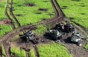 Otra perspectiva de la misma escena, esta vez el fotograma proviene de un vídeo grabado por un dron desde el aire. Las primeras imágenes de estos vehículos abandonados datan del 26 de junio de 2023, y fueron geolocalizadas al Sur de la carretera TO803 que pasa por el Sur de Mala Tokmachka.[26]