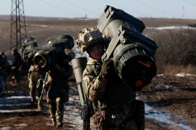 Soldados ucranianos entrenando con armas NLAW en un campo de tiro en el Óblast de Donetsk el 15 de febrero de 2022.