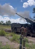 Un CAESAR 8x8 suministrado por Dinamarca disparando en el frente ucraniano a finales de julio de 2023.