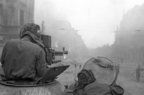 Fotografía sacada desde la cima de la torre de un IS-2 del 62.º Regimiento de Tanques de la Guardia en Danzig, marzo de 1945.