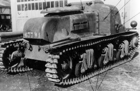 Parte trasera de uno de los dos primeros prototipos experimentales de Hotchkiss, con una peculiar joroba sobre el compartimento del motor.