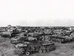 Blindados alemanes capturados por los soviéticos tras el fin de la Batalla de Stalingrado a principios de 1943.