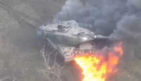 El Leopard 2A6 de la foto anterior, dañado en combate y justo después de ser abandonado por su tripulación.