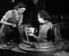 Trabajadoras instalando el periscopio Gundlach en la nueva cúpula de comandante baja introducida en el Matilda II Mk.IV.